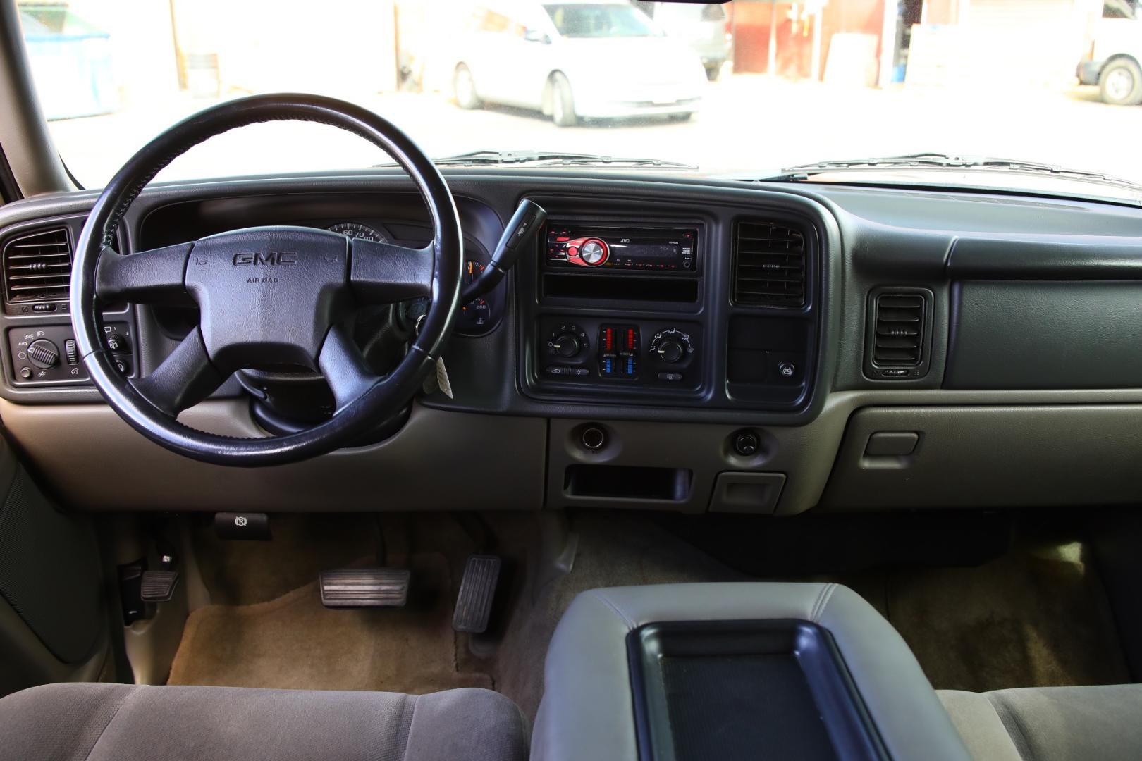 2004 GMC YUKON 2WD (1GKEC13V84J) with an 4.8L V8 OHV 16V engine, 4-SPEED AUTOMATIC transmission, located at 420 E. Kingsbury St., Seguin, TX, 78155, (830) 401-0495, 29.581060, -97.961647 - Photo#16